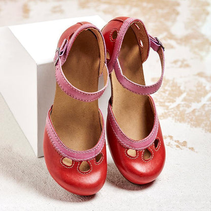 Scarpe bambina in pelle rossa con cinturino, design traforato, su sfondo chiaro. Calzature eleganti per bambine, moda infantile, scarpe comode.