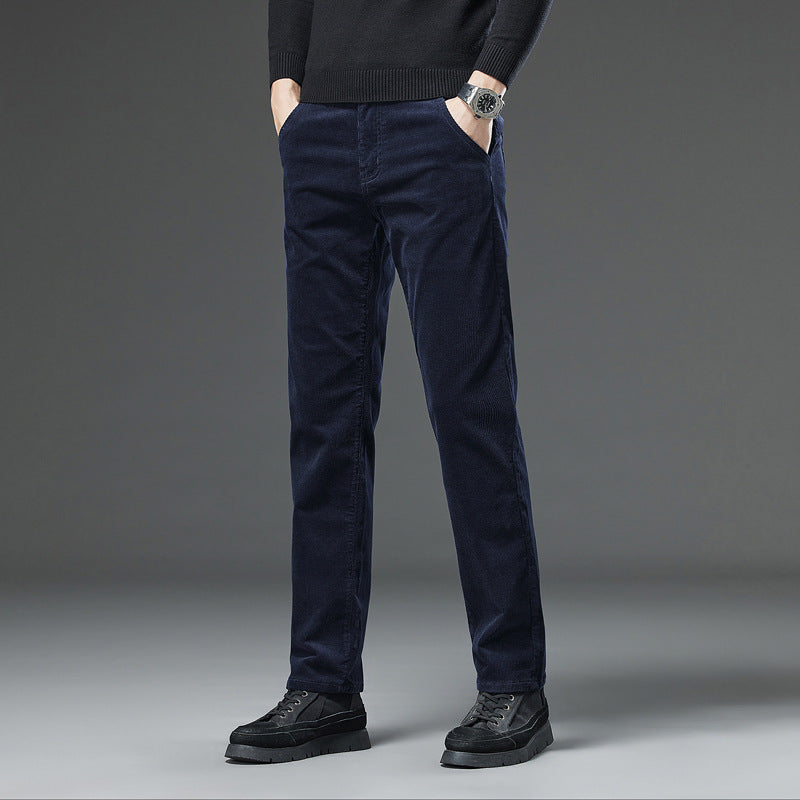 Pantaloni uomo blu scuro in velluto a coste, indossati con maglione nero e scarpe nere eleganti. Stile casual, moda maschile autunno inverno.