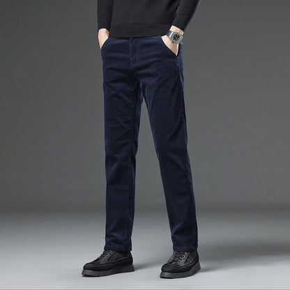 Pantaloni uomo blu scuro in velluto a coste, indossati con maglione nero e scarpe nere eleganti. Stile casual, moda maschile autunno inverno.