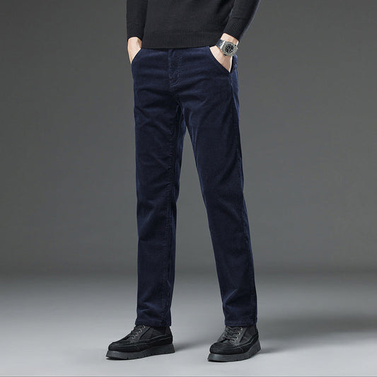Pantaloni uomo blu scuro in velluto a coste, indossati con maglione nero e scarpe nere eleganti. Stile casual, moda maschile autunno inverno.
