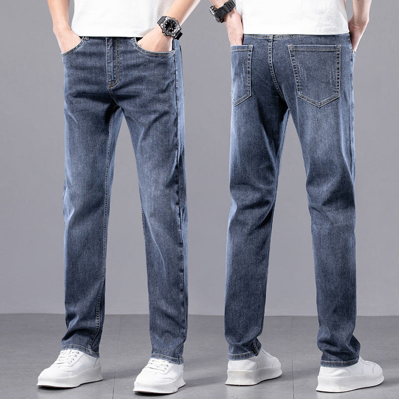 Jeans uomo blu, vestibilità slim, indossati con scarpe bianche. Moda casual, abbigliamento maschile, stile moderno, denim di qualità.