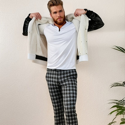 Uomo con barba indossa giacca bianca e pantaloni a quadri, posa elegante. Moda maschile autunno, stile casual chic, tendenze abbigliamento.