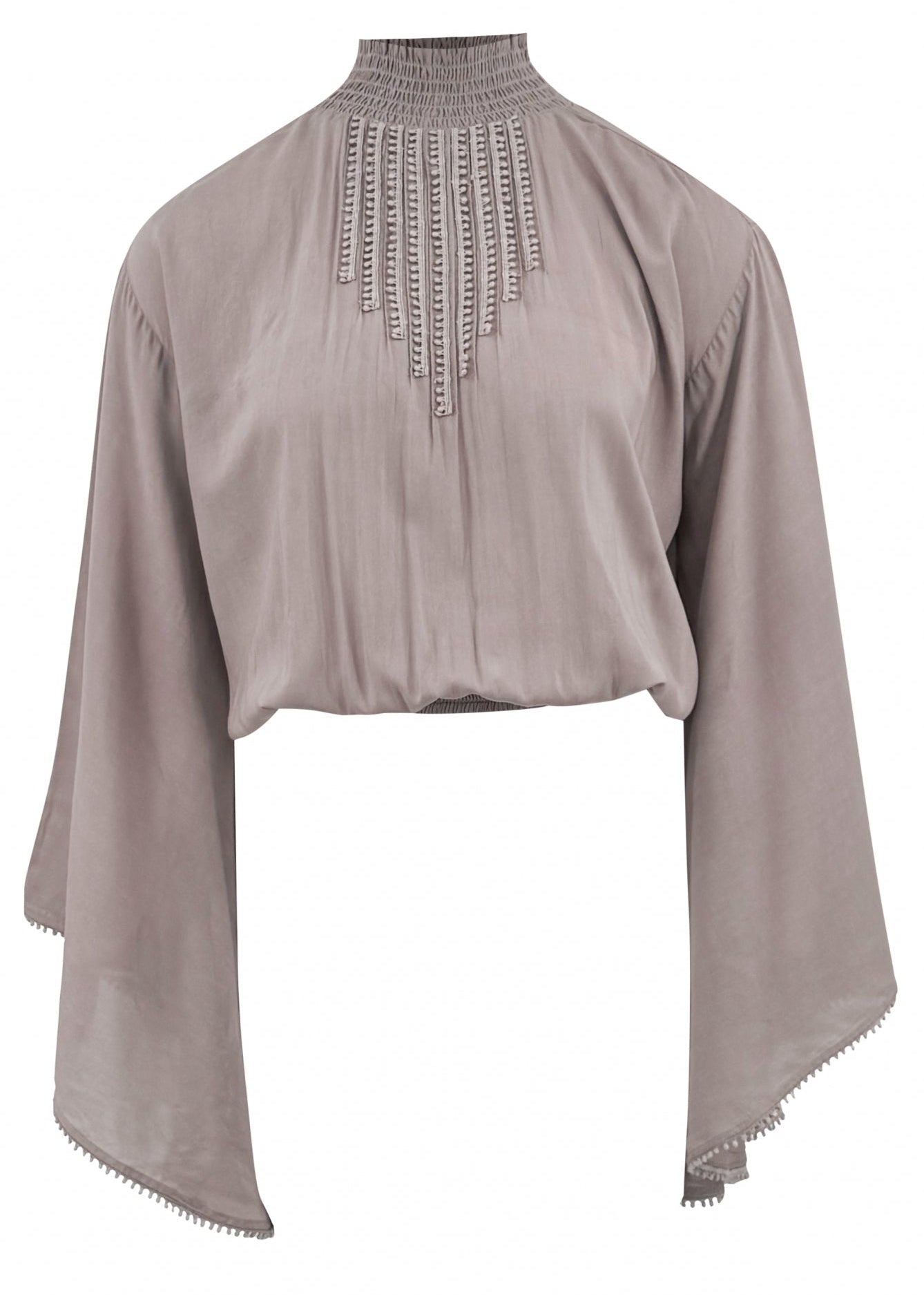 Blusa grigia elegante con maniche ampie e dettagli ricamati sul colletto alto. Moda femminile, abbigliamento chic, stile sofisticato.