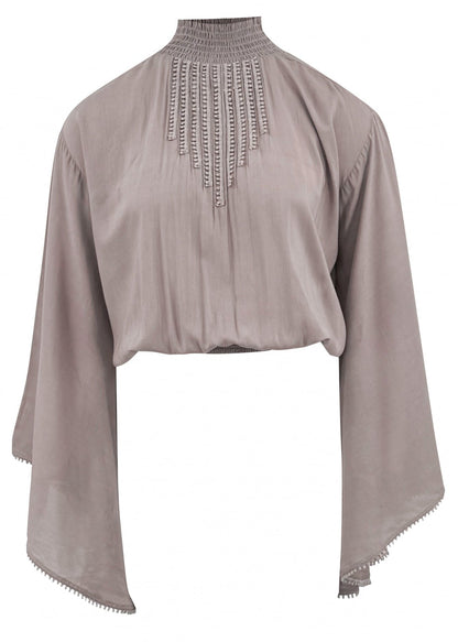Blusa grigia elegante con maniche ampie e dettagli ricamati sul colletto alto. Moda femminile, abbigliamento chic, stile sofisticato.