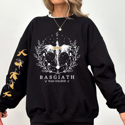 Donna indossa felpa nera con grafica fantasy di drago e spada, scritta "BASGIATH WAR COLLEGE". Design su manica. Moda casual, stile fantasy.