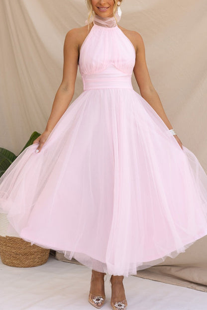 Abito da sera rosa chiaro in tulle, senza maniche, con scollo all'americana. Elegante e femminile, perfetto per eventi formali e cerimonie.