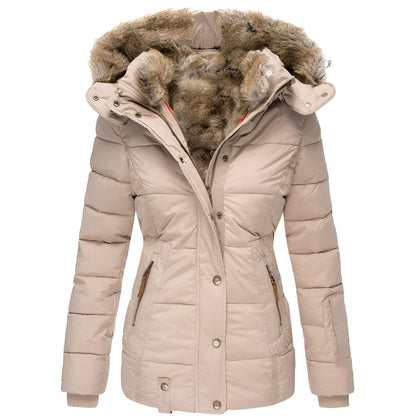 Giacca invernale beige da donna con cappuccio foderato in pelliccia sintetica, design trapuntato, chiusura a bottoni e zip, tasche laterali.