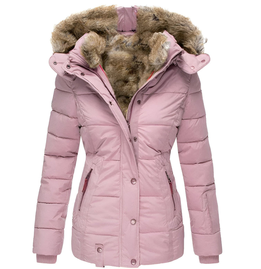 Giacca invernale rosa da donna con cappuccio in pelliccia sintetica, imbottitura trapuntata, chiusura a bottoni e zip, tasche laterali.