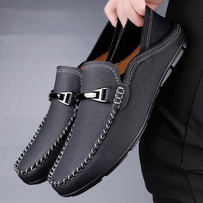Scarpe mocassini uomo in pelle nera con cuciture bianche e fibbia metallica, eleganti e casual, ideali per moda maschile e comfort quotidiano.