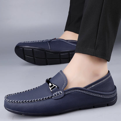Scarpe mocassini blu da uomo in pelle, con cuciture bianche e suola antiscivolo, indossate con pantaloni neri. Eleganti e comode per ogni occasione.