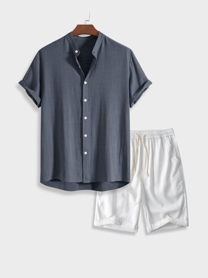 Camicia grigia a maniche corte con colletto alla coreana e pantaloncini bianchi in cotone, abbigliamento estivo casual elegante per uomo.