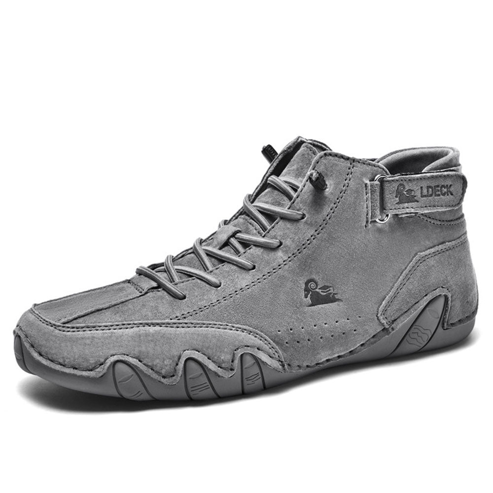 Scarpa da uomo in pelle scamosciata grigia, design casual con lacci e suola robusta. Ideale per moda urbana e comfort quotidiano.