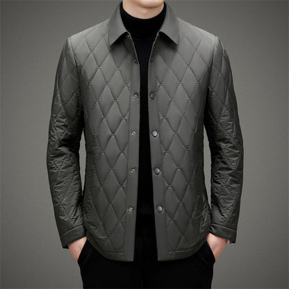 Giacca trapuntata uomo, colore grigio scuro, design elegante e moderno, perfetta per l'autunno e l'inverno, moda maschile casual chic.