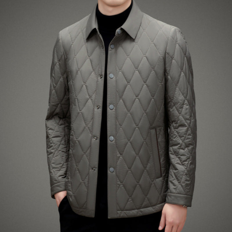 Giacca trapuntata grigia da uomo, elegante e moderna, con bottoni frontali e colletto classico. Ideale per moda autunnale e invernale.