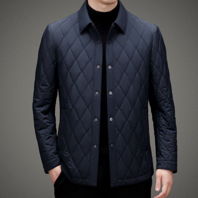 Giacca trapuntata blu scuro da uomo, elegante e moderna, con bottoni frontali. Ideale per moda autunnale e invernale.
