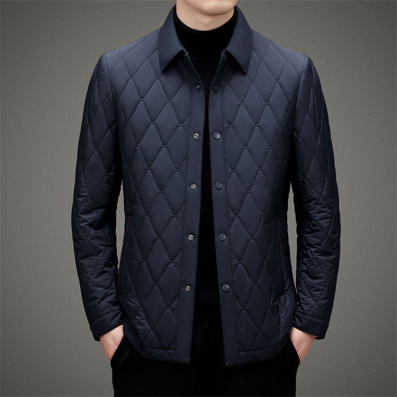 Giacca trapuntata blu scuro da uomo, elegante e moderna, con colletto classico e bottoni frontali. Ideale per moda autunnale e invernale.