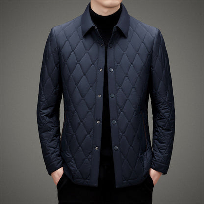 Giacca trapuntata blu scuro da uomo, elegante e moderna, con colletto classico e bottoni frontali. Ideale per moda autunnale e invernale.