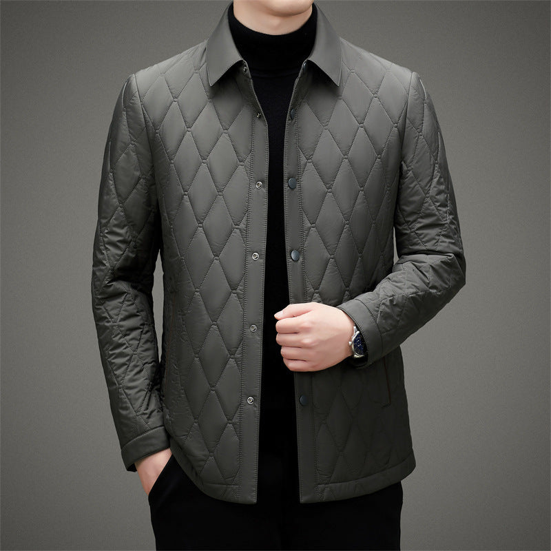 Giacca trapuntata uomo verde scuro, elegante e moderna, con colletto classico e bottoni frontali. Perfetta per look autunnali e invernali.