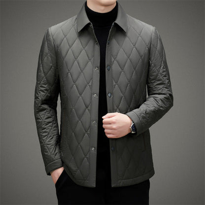 Giacca trapuntata uomo verde scuro, elegante e moderna, con colletto classico e bottoni frontali. Perfetta per look autunnali e invernali.