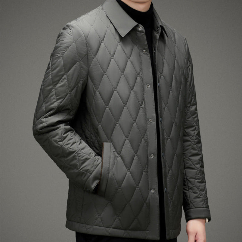 Giacca trapuntata uomo, colore grigio scuro, design elegante e moderno, ideale per l'autunno e l'inverno. Moda maschile, abbigliamento casual.
