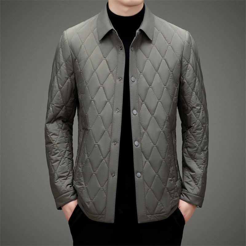 Giacca trapuntata grigia da uomo, design elegante e moderno, perfetta per l'autunno. Abbigliamento maschile alla moda, stile casual chic.
