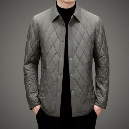Giacca trapuntata grigia da uomo, design elegante e moderno, perfetta per l'autunno. Abbigliamento maschile alla moda, stile casual chic.