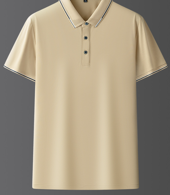 Polo beige da uomo con colletto a righe, maniche corte e tre bottoni. Elegante e casual, ideale per moda estiva e abbigliamento quotidiano.