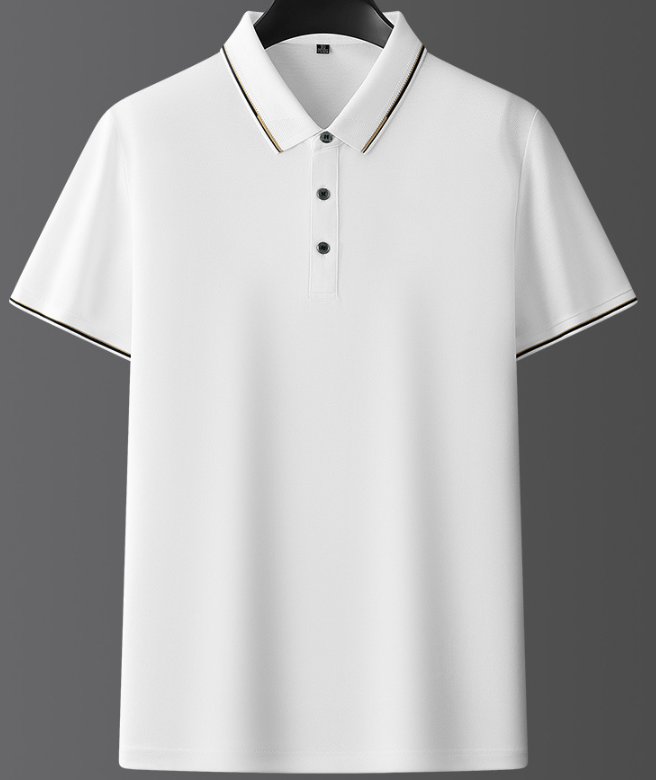 Polo bianca da uomo su sfondo grigio, con colletto classico e bottoni neri. Design elegante e minimalista, ideale per moda casual e formale.