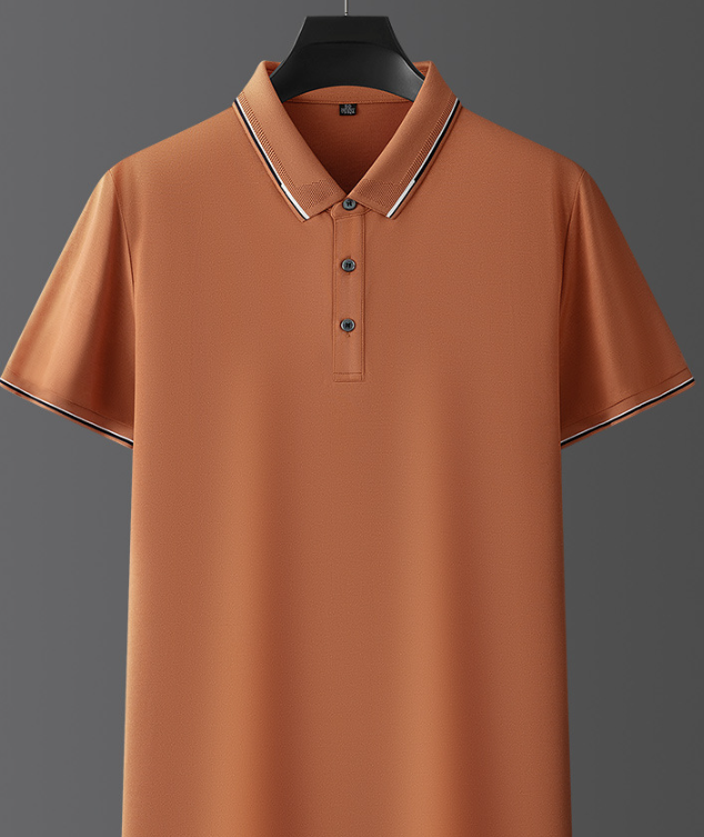 Polo arancione su gruccia, maniche corte, colletto classico, bottoni frontali, dettagli a righe. Moda uomo, abbigliamento casual elegante.