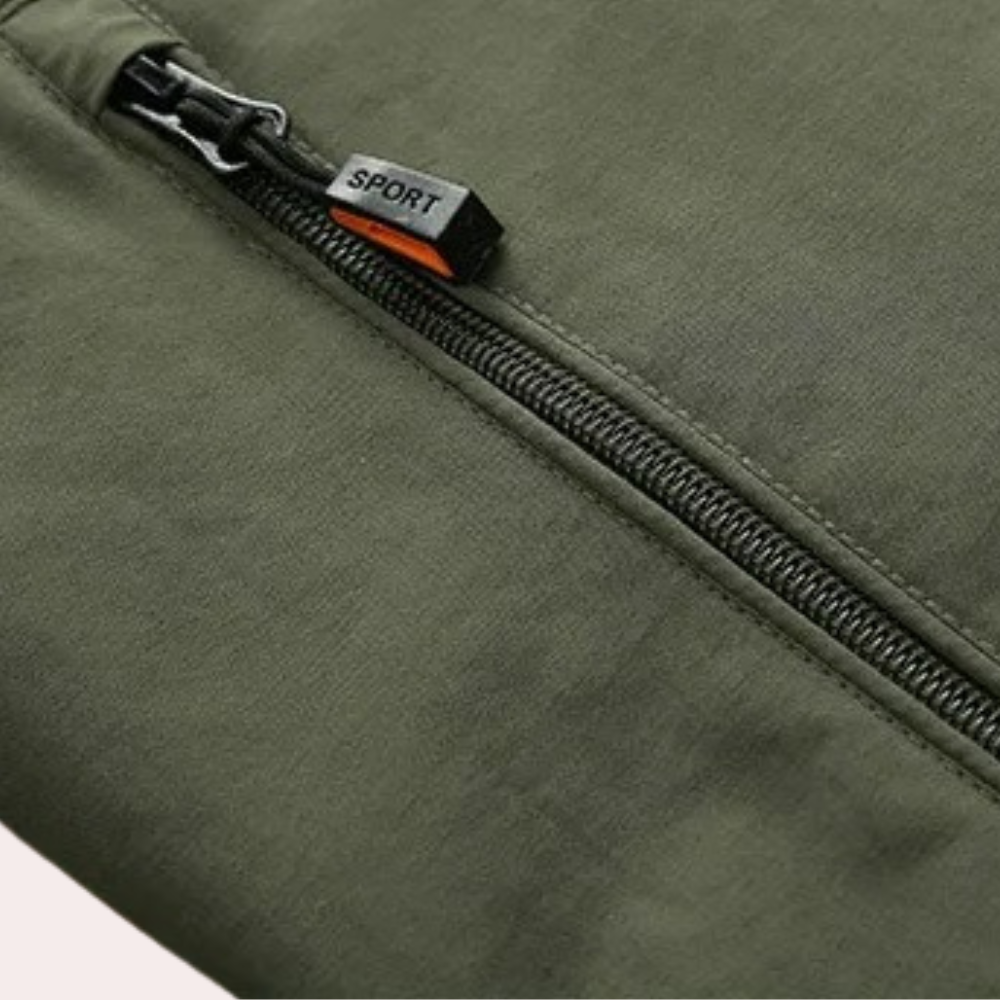 Giacca sportiva verde oliva con cerniera nera e etichetta "SPORT". Tessuto resistente, ideale per attività all'aperto e abbigliamento casual.