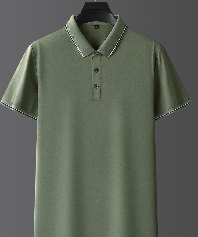 Polo verde oliva da uomo, maniche corte, colletto classico, bottoni frontali, tessuto leggero, ideale per look casual ed eleganti.
