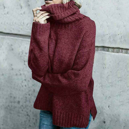 Donna con maglione a collo alto bordeaux, tessuto morbido, abbinato a jeans. Moda autunno inverno, stile casual chic, abbigliamento femminile trendy.