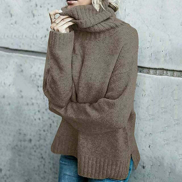 Maglione oversize marrone in lana, collo alto, indossato da una persona, abbinato a jeans. Stile casual autunnale, moda donna.