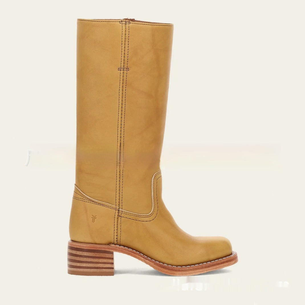 Stivale in pelle marrone chiaro con tacco basso e suola in legno, design classico, cuciture a vista. Calzature moda autunno inverno donna.