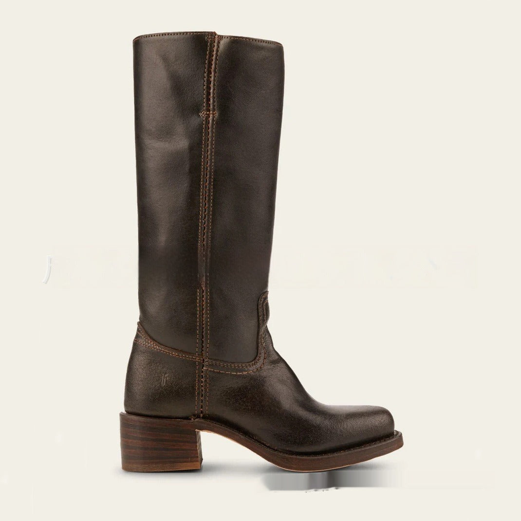 Stivale in pelle marrone scuro, alto al ginocchio, con tacco robusto e cuciture decorative. Calzature eleganti e resistenti per l'autunno inverno.