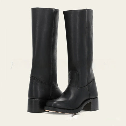 Stivali neri in pelle, alti al ginocchio, con tacco basso e punta arrotondata. Calzature eleganti e versatili per moda autunno inverno.