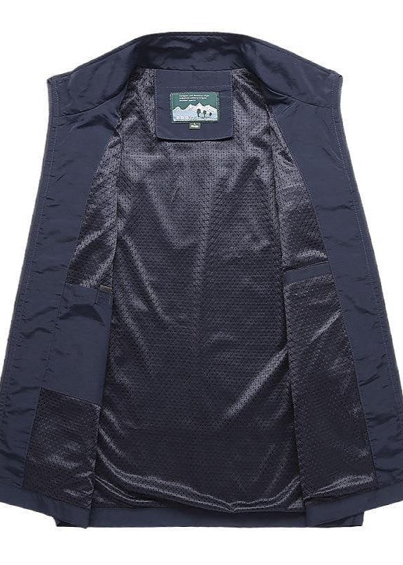 Giacca blu scuro da uomo, aperta, con fodera interna in tessuto lucido e etichetta verde. Elegante e versatile per moda maschile.