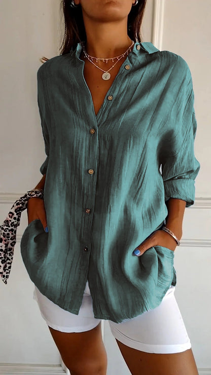 Camicia verde donna in lino, maniche lunghe, abbinata a pantaloni bianchi. Stile casual elegante, perfetta per moda estiva e look quotidiano.