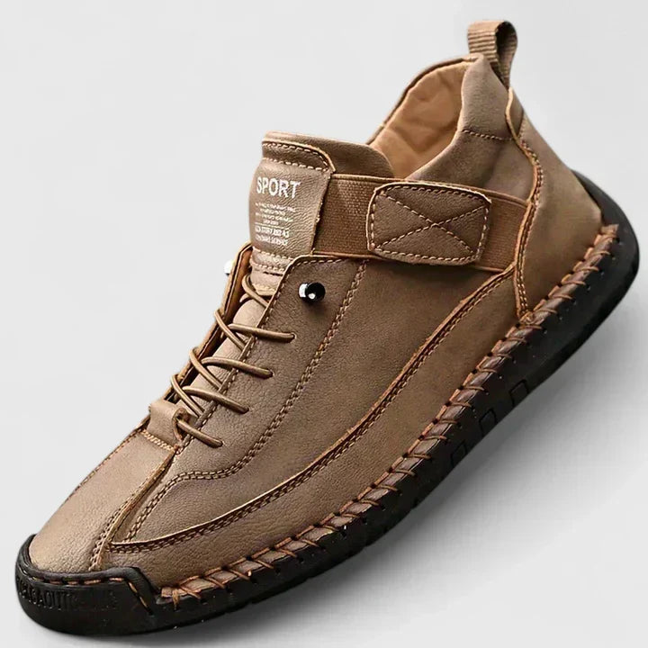 Scarpa sportiva da uomo in pelle marrone, design casual con suola nera antiscivolo, lacci e chiusura a strappo, ideale per attività all'aperto.