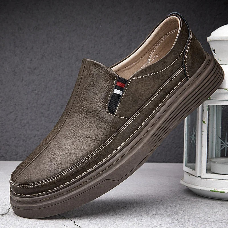 Scarpa mocassino uomo in pelle marrone, design elegante e casual, suola antiscivolo, ideale per look quotidiani e comfort duraturo.