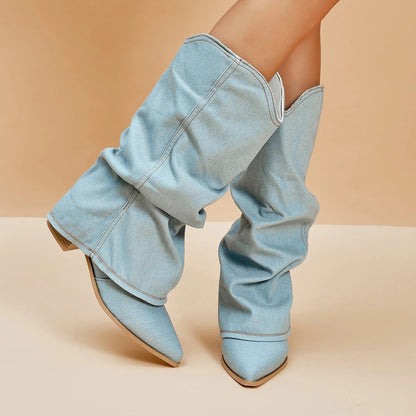 Stivali denim chiari con tacco basso e punta affusolata, design moderno su sfondo beige. Scarpe moda donna, stile casual chic.