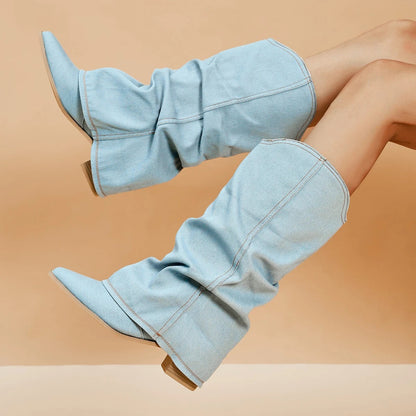 Stivali alti in denim chiaro, design moderno, su sfondo beige. Calzature moda donna, tendenza autunno, stile casual chic.