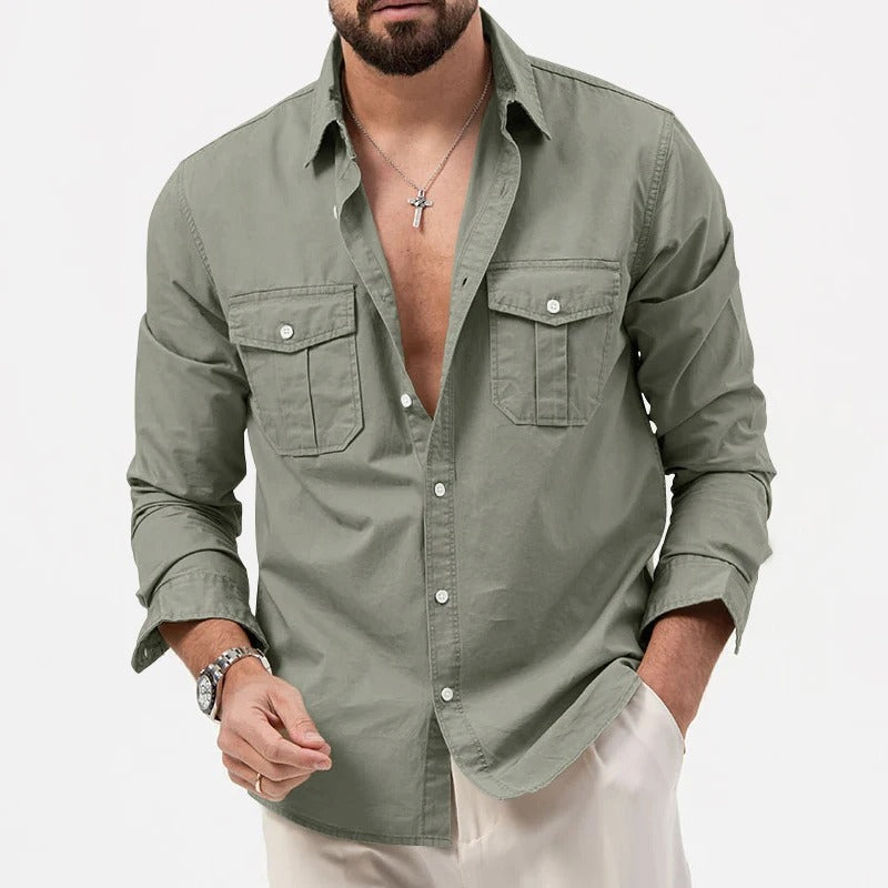 Camicia verde militare da uomo con tasche frontali, indossata con pantaloni chiari. Stile casual elegante, perfetta per moda maschile contemporanea.