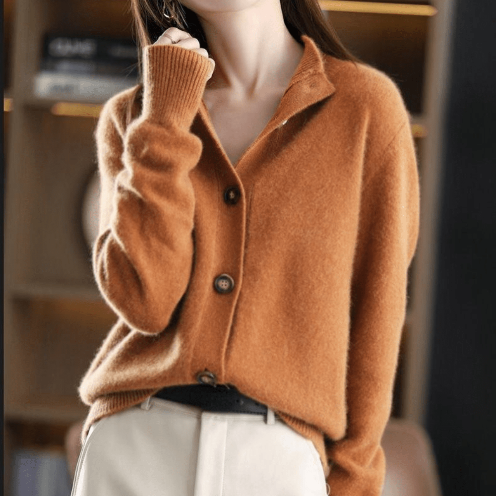 Donna con cardigan marrone in lana, design casual, sfondo libreria sfocata. Moda autunno inverno, abbigliamento caldo e confortevole.