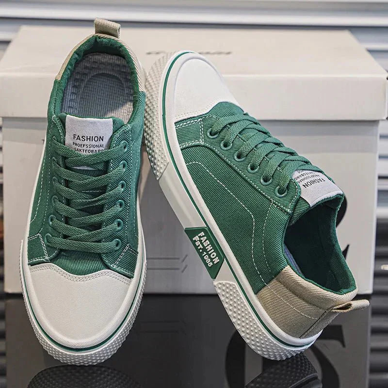 Scarpe da ginnastica verdi su scatola bianca, design moderno con suola in gomma bianca e dettagli beige. Scarpe casual unisex, moda urbana.