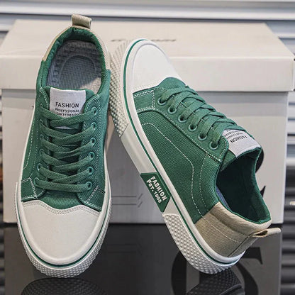 Scarpe da ginnastica verdi su scatola bianca, design moderno con suola in gomma bianca e dettagli beige. Scarpe casual unisex, moda urbana.