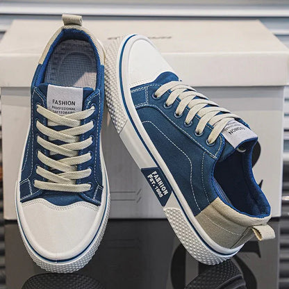 Scarpe da ginnastica blu e bianche su scatola, design casual con lacci grigi, suola in gomma antiscivolo, etichetta "Fashion Professional Skateboard".