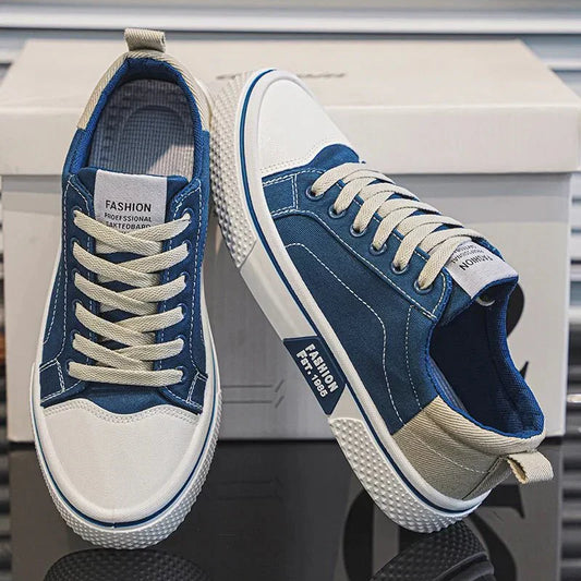 Scarpe da ginnastica blu e bianche su scatola, design casual con lacci grigi, suola in gomma antiscivolo, etichetta "Fashion Professional Skateboard".