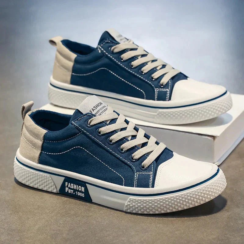 Scarpe da ginnastica blu e bianche su scatola, design moderno, suola antiscivolo, lacci beige, moda casual, calzature uomo, stile urbano.