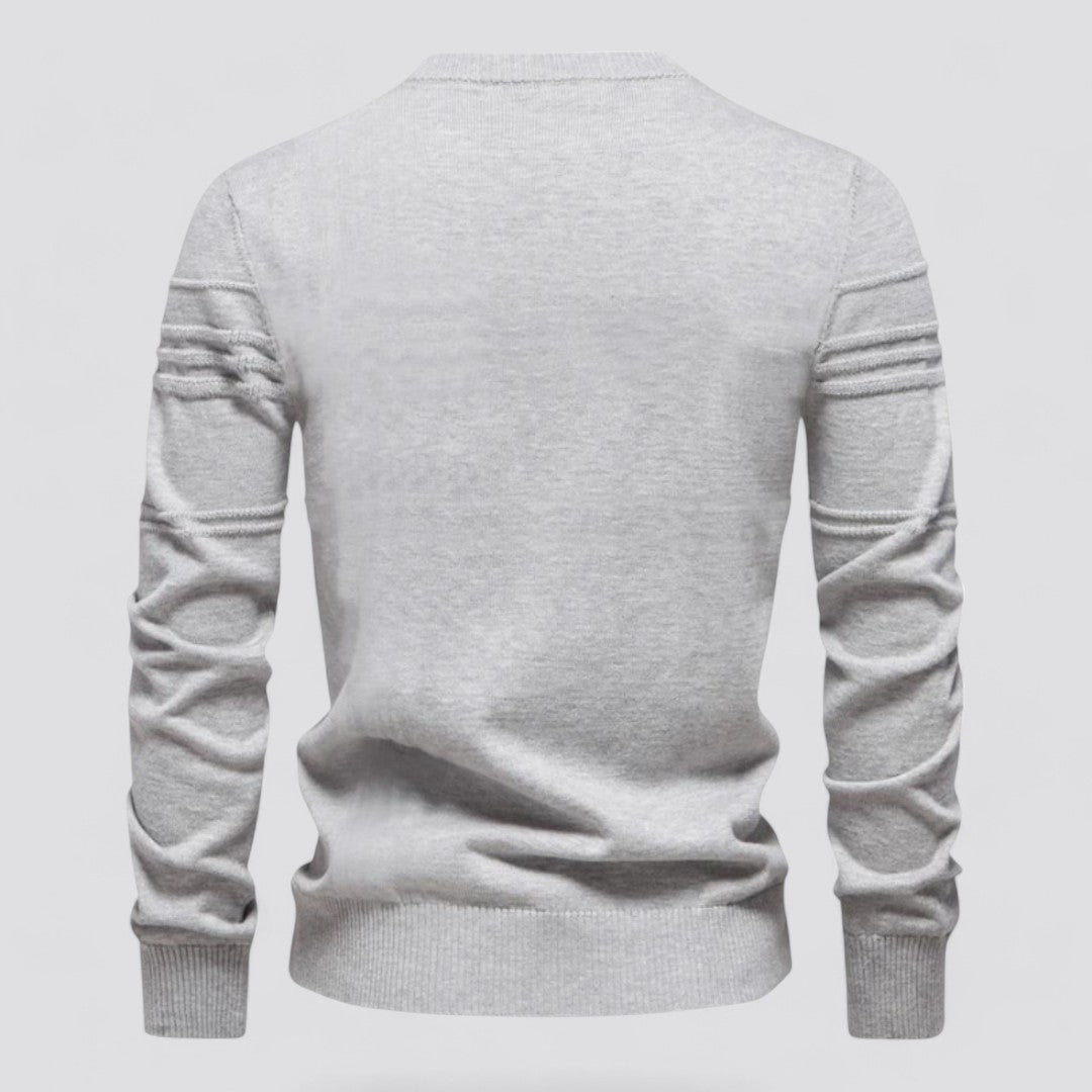 Maglione grigio chiaro in lana, design a coste sulle maniche, stile casual elegante, ideale per l'autunno e l'inverno, moda uomo.